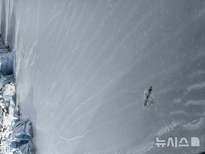 [솔도트나=AP/뉴시스] 24일(현지 시간) 미 알래스카주 솔도트나 인근 투스투메나호에 추락해 얼음에 부분적으로 잠긴 경비행기 날개 위에 생존자 3명이 서 있다. 현지 경찰은 전날 오후 이 비행기가 호수에 추락해 조종사와 어린이 2명이 날개 위에서 12시간 넘게 추위를 견디다가 구조돼 병원으로 옮겨졌으며 가족인 이들은 이 일대를 관광 중이었던 것으로 알려졌다. 2025.03.26.