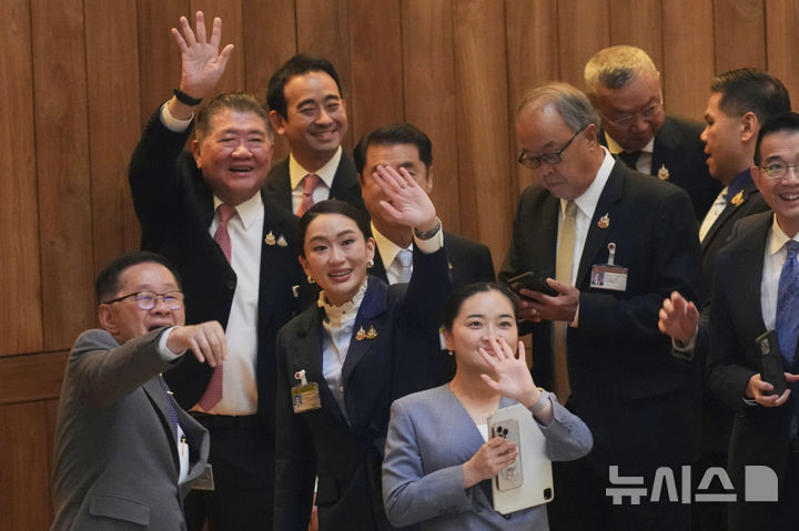 [방콕(태국)=AP/뉴시스]패통탄 친나왓 태국 총리(왼쪽 3번째)가 26일 태국 의회에서 자신에 대한 불신임 투표가 부결된 후 반응을 보이고 있다. 태국 의회는 이날 이틀 간의 논의 끝에 실시한 표결에서 찬성 161, 반대 319, 기권 7표로 그녀에 대한 불신임안을 부결시켰다. 2025.03.26.