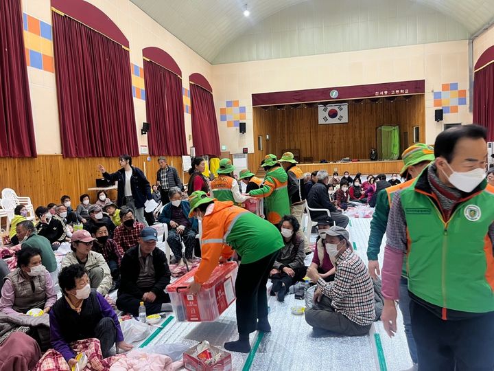 [진주=뉴시스]진주시 수곡면 산불로 진서중학교 강당으로 대피한 마을주민들 모습.(사진=독자 제공).2025.03.26.photo@newsis.com *재판매 및 DB 금지