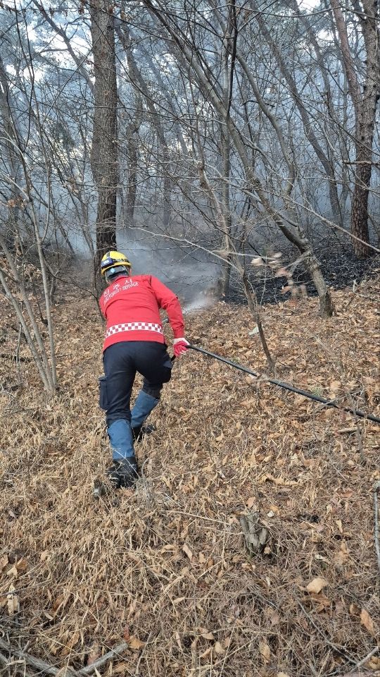 [진주=뉴시스]진주시 수곡면 산불 진화 모습.(사진=독자 제공).2025.03.26.photo@newsis.com *재판매 및 DB 금지