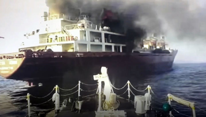 [부산=뉴시스] 26일 오전 부산 앞바다를 항해하던 러시아 선박에서 불이 나 6명이 중경상을 입었다. (사진=부산해양경찰서 제공) 2025.03.26. photo@newsis.com *재판매 및 DB 금지