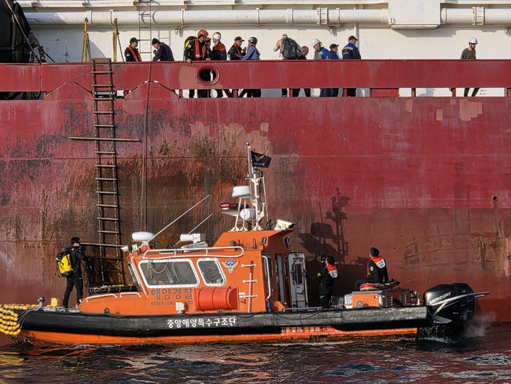 [부산=뉴시스] 26일 오전 부산 앞바다를 항해하던 러시아 선박에서 불이 나 6명이 중경상을 입었으며, 현장에는 중앙해양특수구조단 등이 투입됐다. (사진=부산해양경찰서 제공) 2025.03.26. photo@newsis.com *재판매 및 DB 금지
