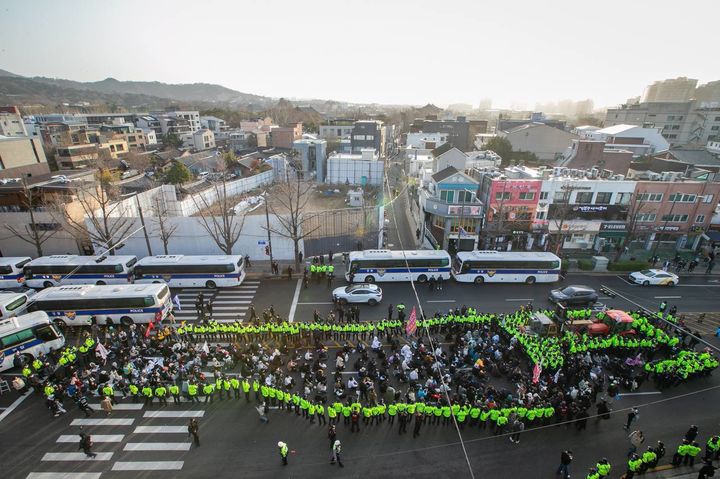 [서울=뉴시스] 조성하 기자 = 경찰이 26일 윤석열 대통령의 탄핵을 촉구하며 서울 광화문으로 진입한 전국농민회총연맹(전농) 소속 트랙터 1대에 대한 견인조치에 나서며 대치 상황이 이어지고 있다. (사진=민주노총 제공. 2025.03.26. photo@newsis.com *재판매 및 DB 금지
