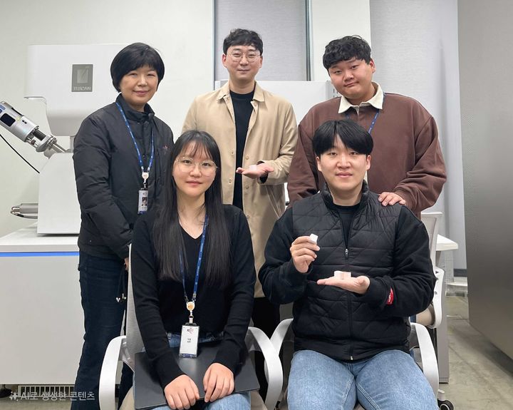 [진주=뉴시스] 한국세라믹기술원 연구진들.(사진=세라믹기술원 제공).2025.03.26.photo@newsis.com *재판매 및 DB 금지