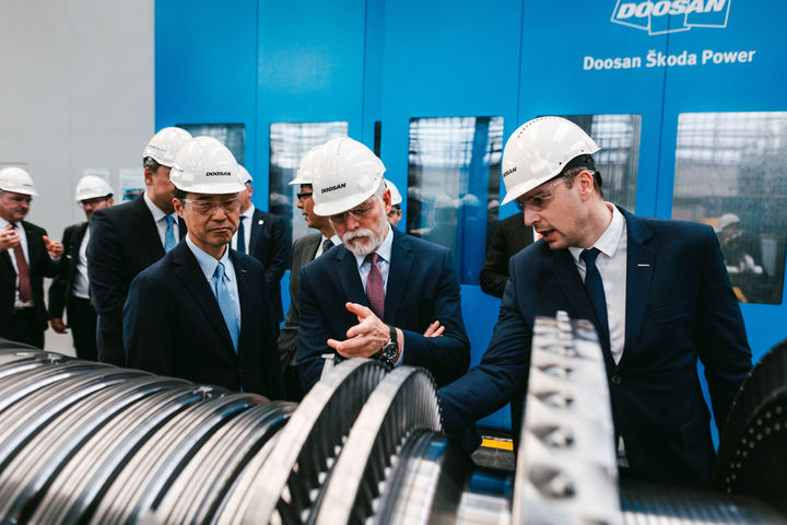 [서울=뉴시스] 25일(체코 현지 시각) 두산스코다파워를 방문한 페트르 파벨 체코 대통령(오른쪽 두 번째)이 손승우 두산에너빌리티 파워서비스BG장(오른쪽 세 번째)과 증기터빈을 살펴보고 있다. (사진=두산에너빌리티 제공) 2025.3.26. photo@newsis.com *재판매 및 DB 금지