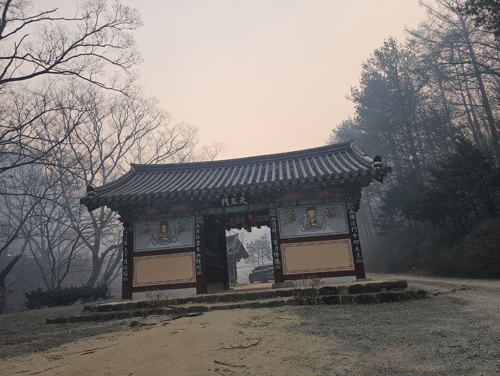 [의성=뉴시스] 의성산불에서 살아 남은 고운사 천왕문. 2025.03.26. (사진=독자 제공) photo@newsis.com *재판매 및 DB 금지