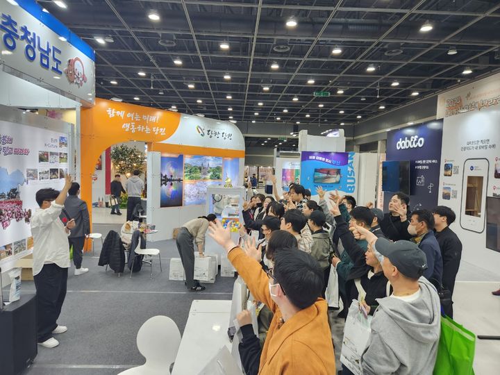 [당진=뉴시스] 지난해 3월 서울 양재동 aT센터에서 열린 여행 박람회에 참가한 당진시가 방문객을 대상으로 이벤트를 진행하고 있다. (사진=뉴시스 DB). photo@newsis.com *재판매 및 DB 금지