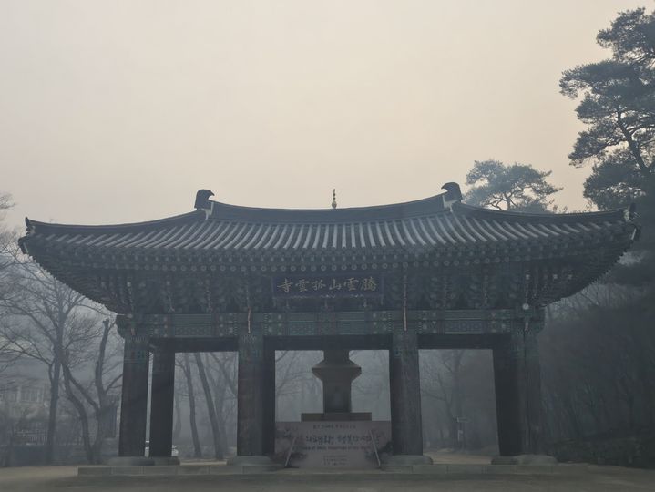[의성=뉴시스] 의성산불에서 살아 남은 고운사 일주문. 2025.03.26. (사진=독자 제공) photo@newsis.com *재판매 및 DB 금지