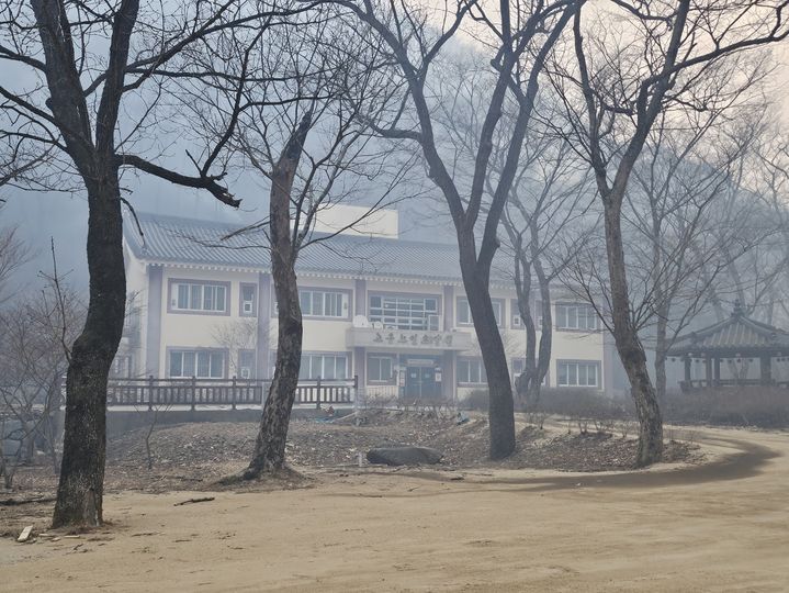 [의성=뉴시스] 의성산불에서 살아 남은 고운사 노인요양원. 2025.03.26. (사진=독자 제공) photo@newsis.com *재판매 및 DB 금지