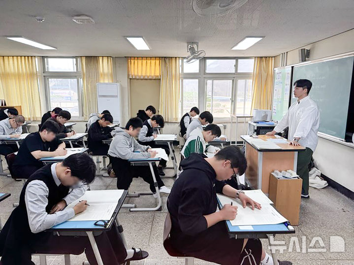 [청주=뉴시스] 김재광 기자 = 첫 전국연합학력평가가 실시된 26일 충북 청주시 세광고등학교에서 수험생들이 문제를 풀고 있다.(사진=충북교육청 제공).2025.03.26.photo@newsis.com
