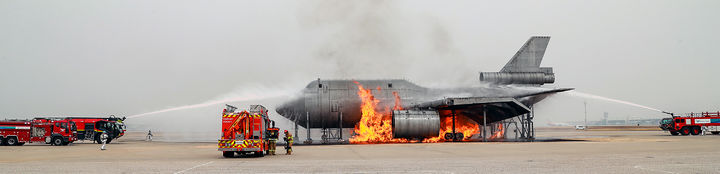 [인천공항=뉴시스] 인천공항공사는 지난 25일 오후 인천공항 모형항공기 훈련장에서 영종소방서와 공동으로 항공기 사고대응 합동훈련을 시행했다고 26일 밝혔다. 사진은 공항소방대의 항공기구조소방차로 실화재 진압하는 모습. 2025.03.26. (사진=인천공항공사 제공) photo@newsis.com *재판매 및 DB 금지