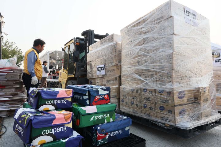 [서울=뉴시스] 쿠팡이 경북 의성 등 산불피해 지역에 생필품·간식 등 3만5000여개 구호물품을 전달했다고 26일 밝혔다. (사진=쿠팡 제공) *재판매 및 DB 금지