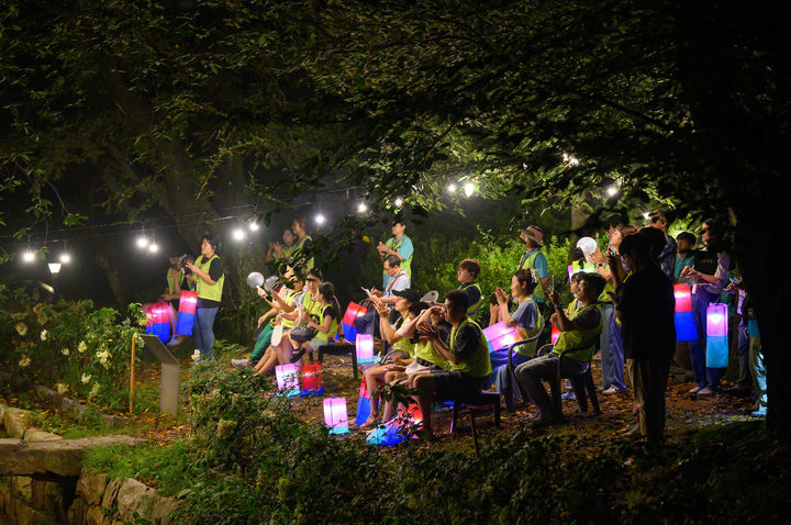 [당진=뉴시스] 지난 2024년 8월 당진 면천읍성에서 열린 달빛산책 프로그램에 참가한 가족들이 콘서트를 보고 있다. (사진=뉴시스 DB). photo@newsis.com *재판매 및 DB 금지