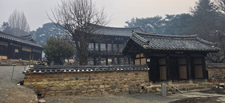  [안동=뉴시스] 화마를 피한 묵계서원이 검게 그을려 있다. 2025.03.26. (사진=안동시 제공) photo@newsis.com  *재판매 및 DB 금지