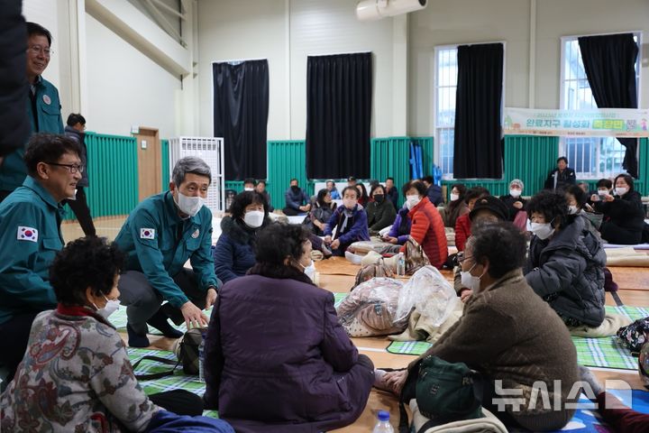 [포항=뉴시스] 송종욱 기자 = 포항시가 산불 피해 방지를 위해 24시간 비상 대응 체계를 구축해 가동에 나섰다. 사진은 이강덕 시장이 26일 북구 죽장면 체육센터에 마련된 주민대피소를 방문해 대피 중인 주민을 위로하는 모습. (사진=포항시 제공) 2025.03.26. photo@newsis.com