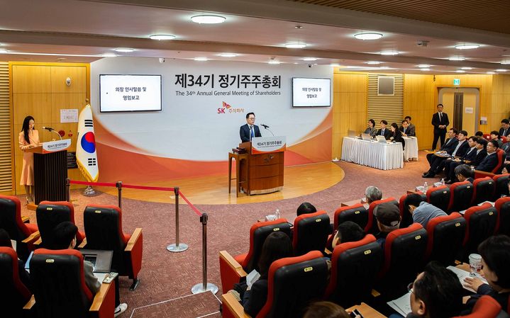 [서울=뉴시스]26일 서울 종로 SK서린빌딩에서 열린 제34기 주주총회에서 SK㈜ 장용호 CEO가 발언하고 있다. (사진 = 업체 제공) photo@newsis.com&nbsp;&nbsp; *재판매 및 DB 금지