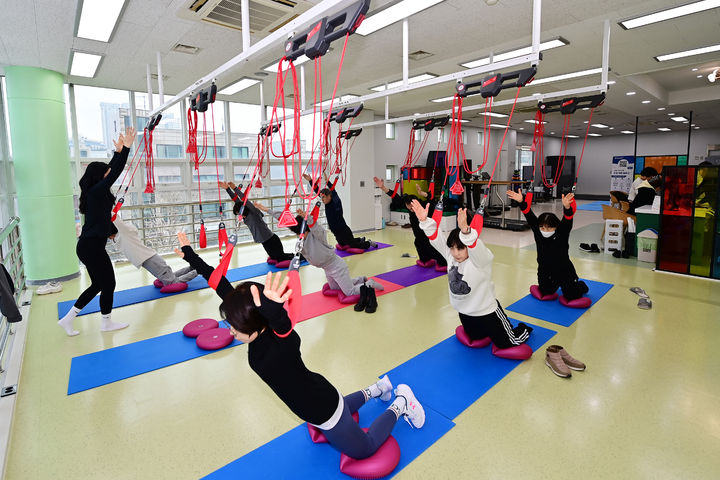 [인천=뉴시스] 인천 연수구 라온제나 스마트 액티비 센터에서 근력강화운동(슬링) 프로그램이 진행되고 있다. (사진=연수구 제공) 2025.03.26. photo@newsis.com *재판매 및 DB 금지