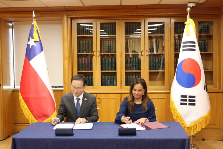 [서울=뉴시스]김학재 주칠레한국대사와 글로리아 데 라 푸엔테 칠레 정무차관은 25일 '한-칠레 워킹홀리데이 협정' 개정 각서를 교환했다. (사진=외교부 제공) 2025.03.26 *재판매 및 DB 금지