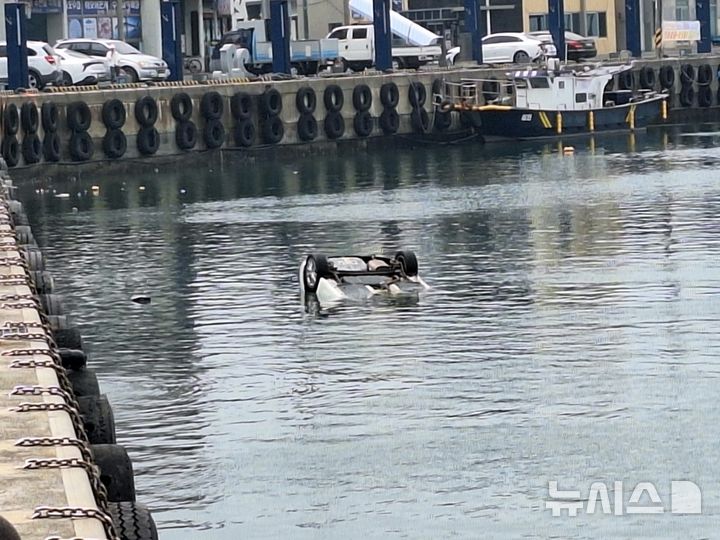 [제주=뉴시스] 26일 오후 제주 서귀포시 대정읍 모슬포항에서 차량이 추락해 소방당국이 수습에 나서고 있다. (사진=제주소방안전본부 제공) 2025.03.26. photo@newsis.com