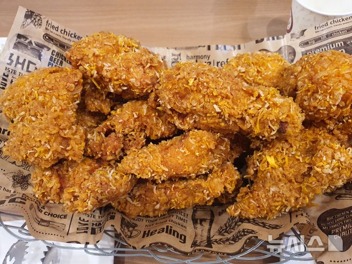 [서울=뉴시스] 튀봇(튀김로봇)이 튀겨낸 bhc의 올해 첫 신메뉴인 콰삭킹. photo@newsis.com 