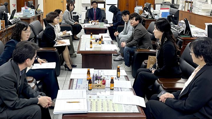 김정일 충북도의회 교육위원회 의원(가운데)이 26일 한국유치원총연합회 임원들과 사립유치원 지원방안 모색을 위한 간담회를 하고 있다.(사진=충북도의회 제공).2025.03.26.photo@newsis.com *재판매 및 DB 금지