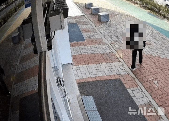 [서울=뉴시스] 길을 걸으며 컵라면을 먹던 한 여학생이 남은 컵라면을 남의 가게 앞에 휙 던지는 장면이 포착돼 비판이 일고 있다. (사진=스레드)