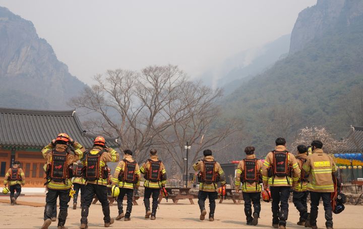 [청송=뉴시스] 119산불특수대응단이 청송 소재 천년고찰 대전사에서 산불화재 방어를 위해 대기하고 있다. 2025.03.26. (사진=경북소방본부 제공) photo@newsis.com *재판매 및 DB 금지