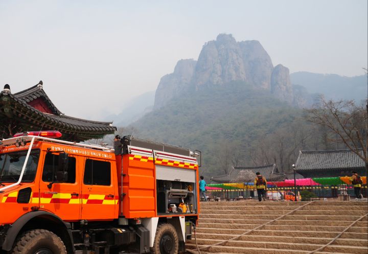 [청송=뉴시스] 119산불특수대응단이 청송 소재 천년고찰 대전사에서 산불화재 방어를 위해 대기하고 있다. 2025.03.26. (사진=경북소방본부 제공) photo@newsis.com *재판매 및 DB 금지