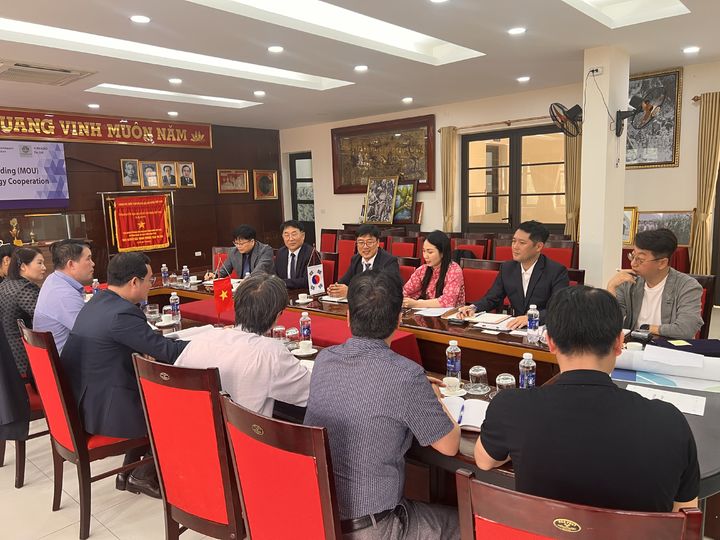 [세종=뉴시스] 한국농업기술진흥원은 지난 25일 베트남 하노이에서 농촌진흥청 국립식량과학원, 베트남 농업과학원 산하 국립옥수수연구소, 농업회사법인 코리아그로와 함께 사료용 옥수수 종자의 베트남 현지 생산을 위한 다자간 업무협약을 맺었다. (사진=농진원 제공) 2025.03.26. photo@newsis.com *재판매 및 DB 금지