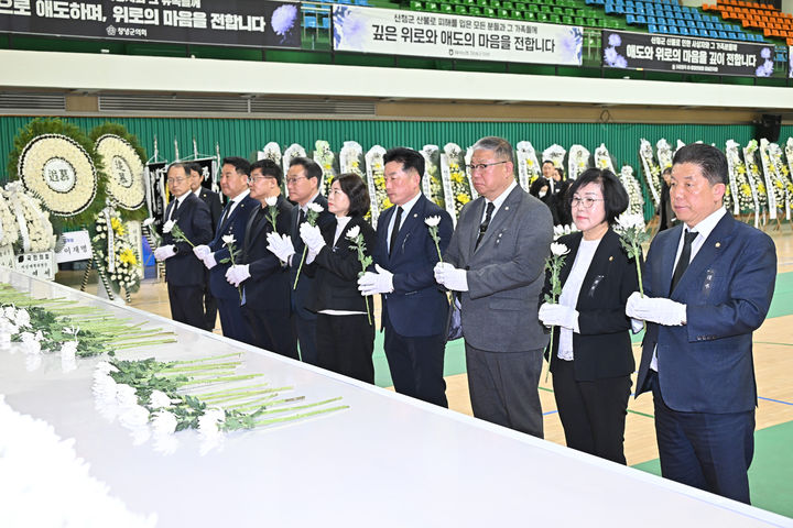 [진주=뉴시스]진주시의회, 산청 산불로 숨진 창녕 합동분향소 조문.(사진=진주시 의회 제공).2025.03.26.photo@newsis.com *재판매 및 DB 금지