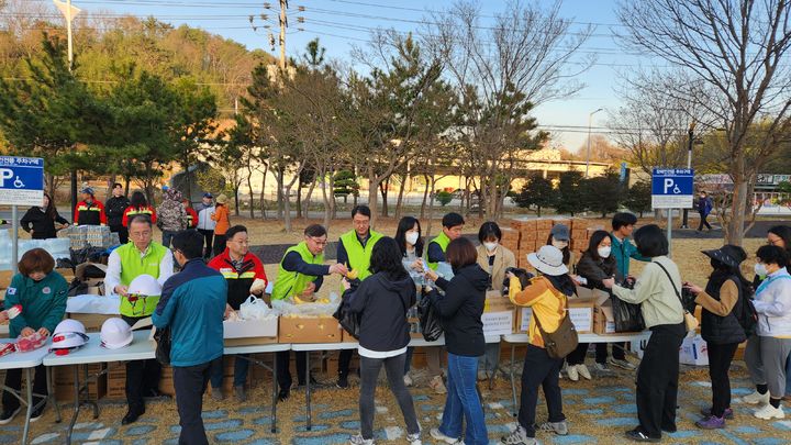 [울산=뉴시스] 농협중앙회 울산본부(총괄본부장 이종삼)와 NH농협은행 울산본부(본부장 백창훈)는 울주군 산불 현장을 방문해 산불 피해 상황을 살피고 실의에 빠진 농업인을 위로했다고 26일 밝혔다. (사진= 울산농협 제공) 2025.03.26.photo@newsis.com *재판매 및 DB 금지