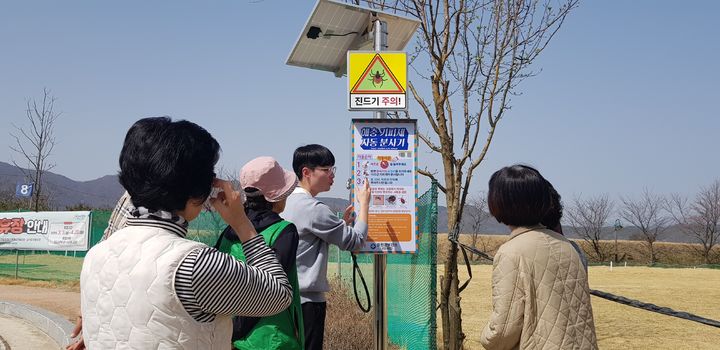 [합천=뉴시스] 합천군청 합천군, 진드기 고위험지역에 해충기피제 분사기 추가 설치 *재판매 및 DB 금지 *재판매 및 DB 금지