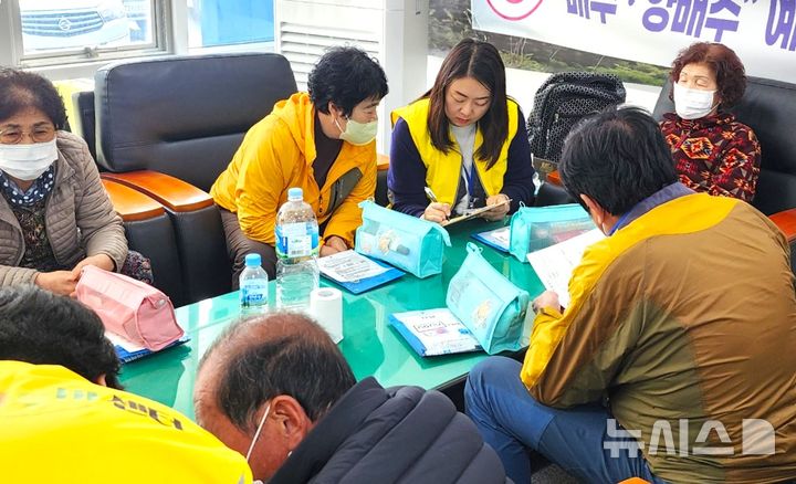 [포항=뉴시스] 송종욱 기자 = 포항시 북구보건소 트라우마센터가 대피소에서 산불 피해 주민을 대상으로 상담을 지원하는 모습. (사진=포항시 제공) 2025.03.26. photo@newsis.com