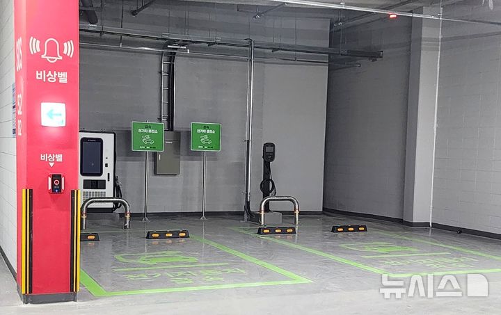 [포항=뉴시스] 송종욱 기자 = 포항시가 전기차 충전 인프라 확충을 위해 비공용 완속 충전기 55대 설치를 지원한다. 사진은 전기차 민간 완속 충전기 모습. (사진=포항시 제공) 2025.03.26. photo@newsis.com