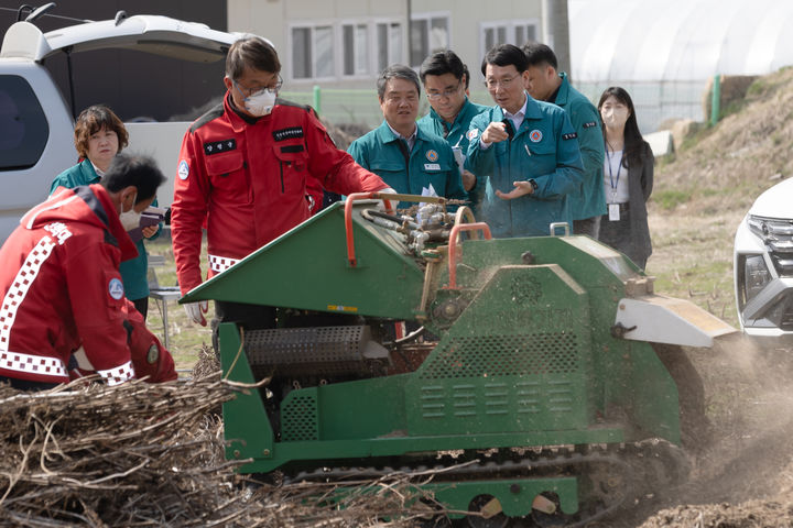 [수원=뉴시스] 26일 오후 김성중 경기도 행정1부지사가 양평군 영농부산물 파쇄 현장을 방문해 봄철 산불 발생 예방을 위한 점검을 하고 있다. (사진=경기도 제공) 2025.03.26. photo@newsis.com *재판매 및 DB 금지