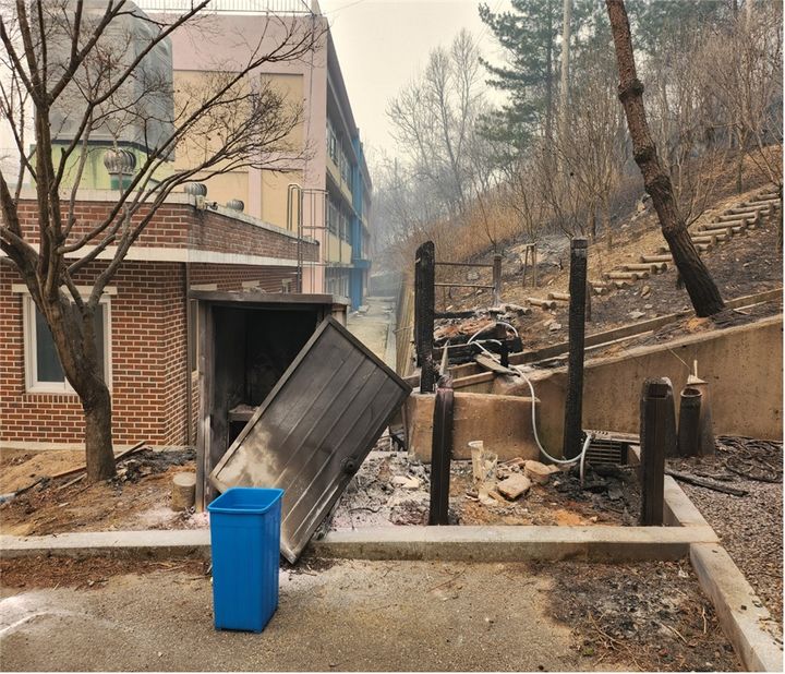 [안동=뉴시스] '의성산불'로 피해가 난 청송여자중고등학교. (사진=경북교육청 제공) 2025.03.26. photo@newsis.com *재판매 및 DB 금지