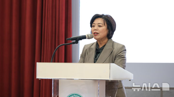 [과천=뉴시스] 과천시 애향장학회 장학증서 수여식에 참석한 신계용 시장이 인사말을 하고 있다. (사진=과천시 제공). 2025.03.26. photo@newsis.com *재판매 및 DB 금지