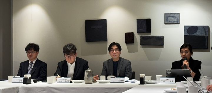 [서울=뉴시스] 심지혜 기자 = 디지털산업정책연구소는 26일 '온라인동영상서비스(OTT) 광고요금제는 이용자에게 어떤 혜택을 주는가'를 주제로 제1회 미디어 이슈와 콘텍스트 행사를 개최했다. (왼쪽부터) 신원수 한국디지털광고협회 부회장, 강신규 한국방송광고진흥공사 책임 연구위원, 노창희 디지털산업정책연구소장, 이춘 넷플릭스 한국광고사업부문 디렉터. 2025.03.26. siming@newsis.com *재판매 및 DB 금지