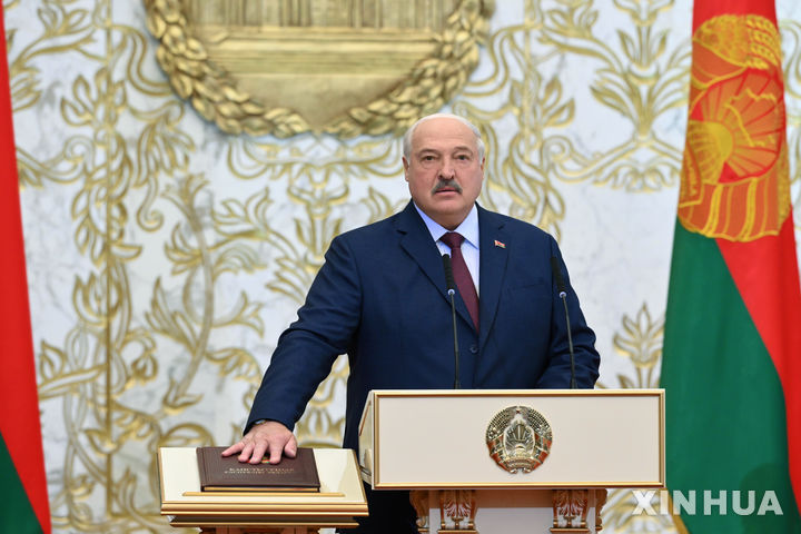 [민스크=신화/뉴시스] 알렉산드르 루카셴코 벨라루스 대통령이 25일(현지 시간) 민스크에서 열린 취임식에서 취임 선서를 하고 있다. 루카셴코 대통령은 이날부터 7기 집권을 시작해 2030년까지 총 36년을 집권하게 됐다. '유럽 마지막 독재자'로도 불리는 그는 "국민이 내게 보낸 신뢰가 옳다는 것을 증명하기 위해 최대한 노력할 것"이라고 밝혔다. 2025.03.26.