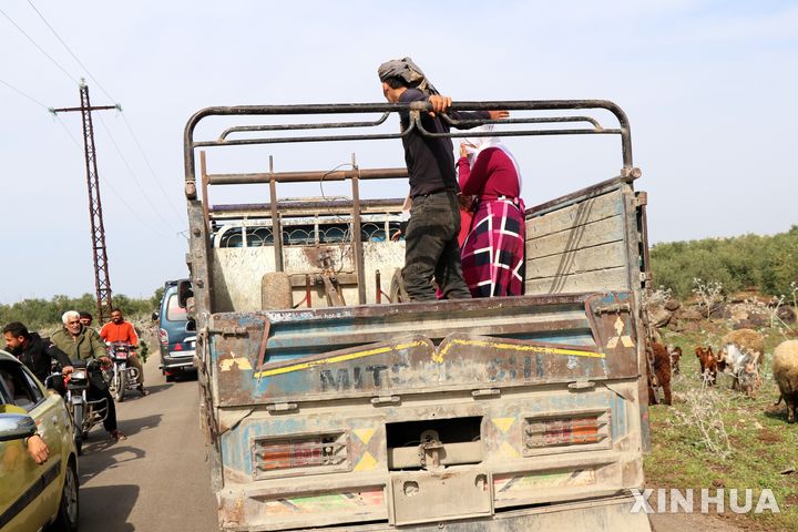 [다라=신화/뉴시스] 시리아 남부 다라에 있는 코아이야 마을 주민들이 트럭과 오토바이 등을 타고 이스라엘 공습으로부터 서둘러 대피하고 있다. 자료사진. 2025.03.26