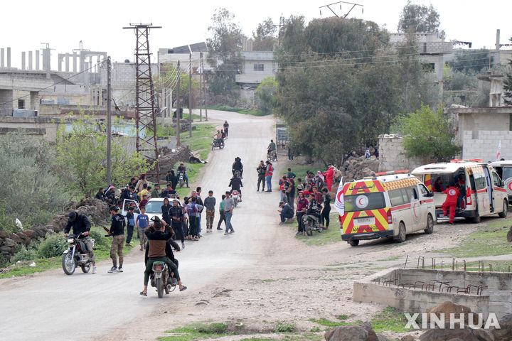 [다라=신화/뉴시스] 3월 25일 이스라엘의 공습을 받은 시리아 남부 다라의 코아이야 마을 입구에 구급차들이 출동해 있다. 시리아 당국은 이날 이스라엘 군의 드론 공격으로 코아이야 마을 민간인 6명이 숨지고 여러 명이 다쳤다고 밝혔다. 2025.04.11.