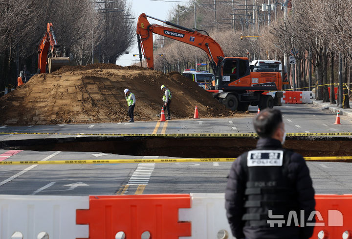 [서울=뉴시스] 이영환 기자 = 26일 오전 서울 강동구 싱크홀(땅 꺼짐) 사고 현장에서 관계자들이 복구작업 준비를 하고 있다. 2025.03.26. 20hwan@newsis.com