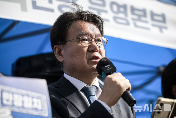 [서울=뉴시스] 정병혁 기자 = 황운하 조국혁신당 원내대표가 26일 서울 종로구 광화문 고궁박물관 앞 조국혁신당 천막 당사에서 열린 탄핵을 넘어 더 탄탄한 대한민국으로 위원회(탄탄대로) 회의에서 발언하고 있다. 2025.03.26. jhope@newsis.com