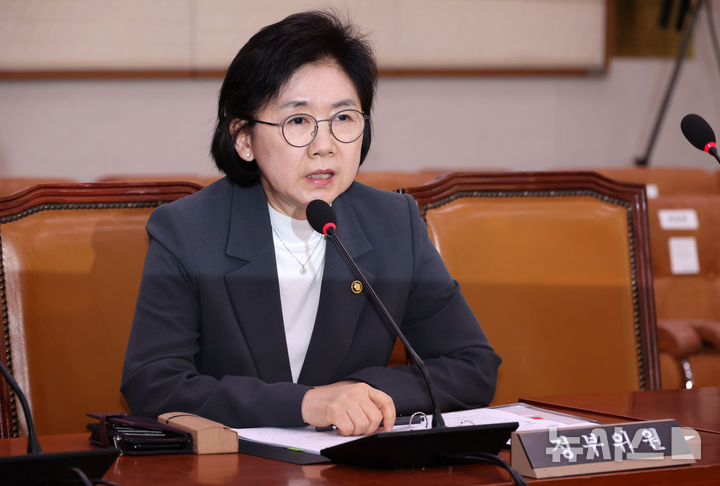 [서울=뉴시스] 조성우 기자 = 지영미 질병관리청장이 지난 3월 26일 오전 서울 여의도 국회에서 열린 법제사법위원회 전체회의에서 의원 질의에 답변하고 있다. 2025.03.26. xconfind@newsis.com