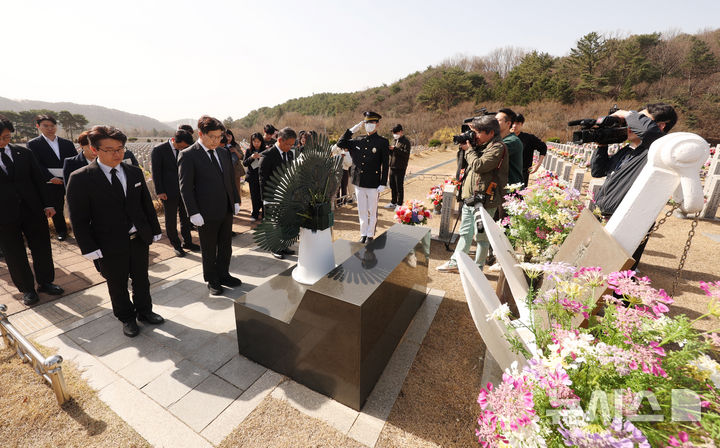 [대전=뉴시스] 고승민 기자 = 권성동 국민의힘 원내대표가 26일 국립대전현충원 천안함 46용사 묘역을 찾아 참배하고 있다. 2025.03.26. kkssmm99@newsis.com