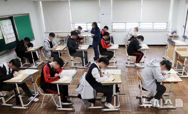 [부산=뉴시스] 하경민 기자 =3월 26일 부산 동구 부산고등학교 3학년 교실에서 학생들이 교부받은 답안지에 이름 등을 작성하는 모습. 2025.03.26. yulnetphoto@newsis.com
