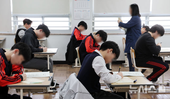 [부산=뉴시스] 하경민 기자 = 2026학년도 대학수학능력시험 대비 올해 첫 전국연합학력평가(모의고사)가 진행된 지난 3월 26일 부산 동구 부산고등학교 3학년 교실에서 학생들이 교부받은 답안지에 이름 등을 작성하고 있다. 2025.03.26. yulnetphoto@newsis.com <기사와 직접 관련 없음>