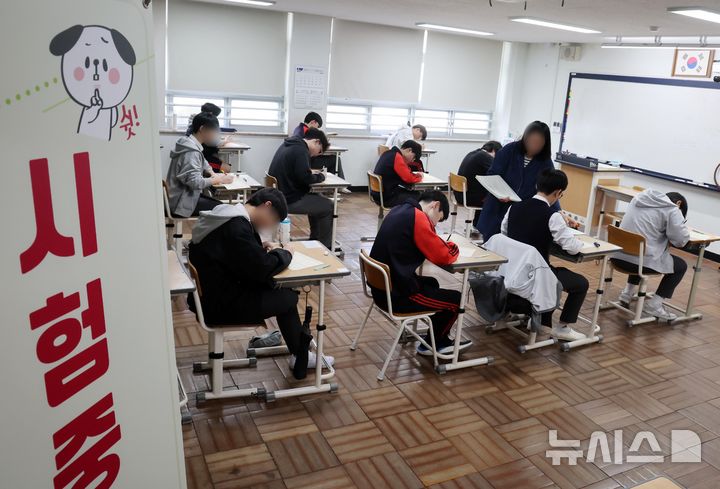 [부산=뉴시스] 하경민 기자 = 2026학년도 대학수학능력시험 대비 올해 첫 전국연합학력평가(모의고사)가 진행된 26일 부산 동구 부산고등학교 3학년 교실에서 학생들이 교부받은 답안지에 이름 등을 작성하고 있다. 2025.03.26. yulnetphoto@newsis.com