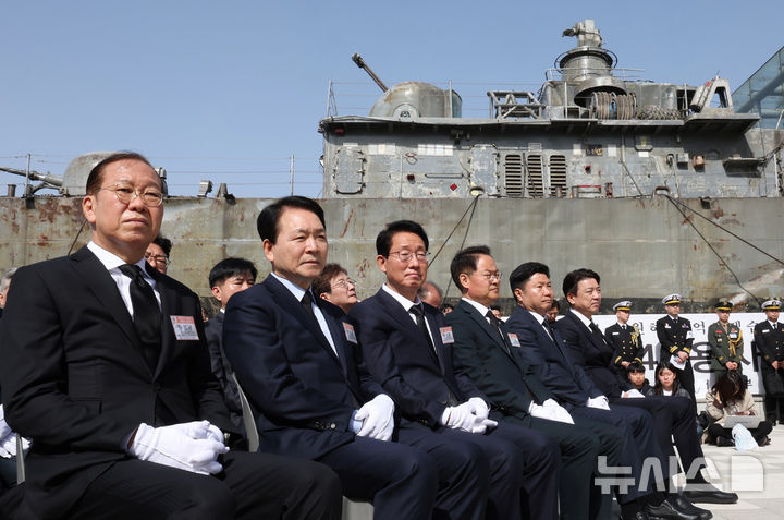 [평택=뉴시스] 김종택 기자 = 26일 오전 경기 평택 해군2함대에서 열린 제15주기 천안함 46용사 추모식에 참석한 권영세 국민의힘 비상대책위원장(왼쪽부터), 성일종 국회 국방위원회 위원장, 국민의힘 김상훈 의원, 더불어민주당 허영, 홍기원, 부승찬 의원이 자리에 앉아 있다. (공동취재) 2025.03.26. photo@newsis.com