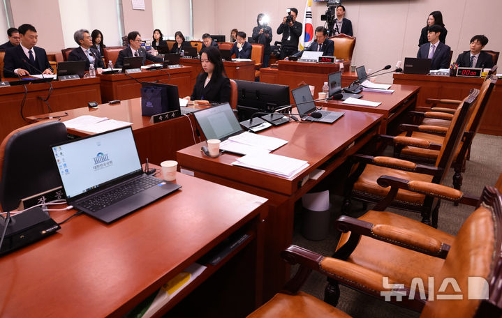 [서울=뉴시스] 조성우 기자 = 26일 오전 서울 여의도 국회에서 열린 법제사법위원회 전체회의에서 정청래 위원장이 피청구인 윤석열 탄핵심판 선고기일 신속 지정 촉구 결의안을 의결하고 있다. 국민의힘 의원들은 결의안 의결에 반발하며 퇴장했다. 2025.03.26. xconfind@newsis.com